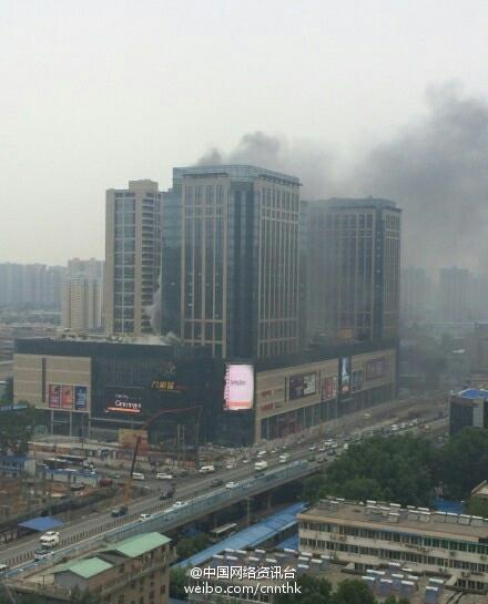 西安一大型商场发生火灾 现场浓烟滚滚