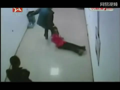 监拍:网吧女被拽头拖出 拉进洗浴中心轮奸 _法