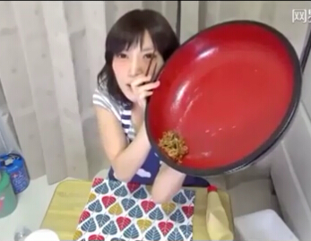 人不可貌相 娇柔小美女一口气吃完7.8斤炒面 _