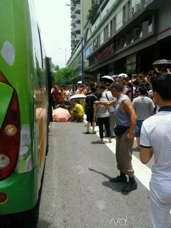 阿婆被卷公交车底,众人抬车成功救人!