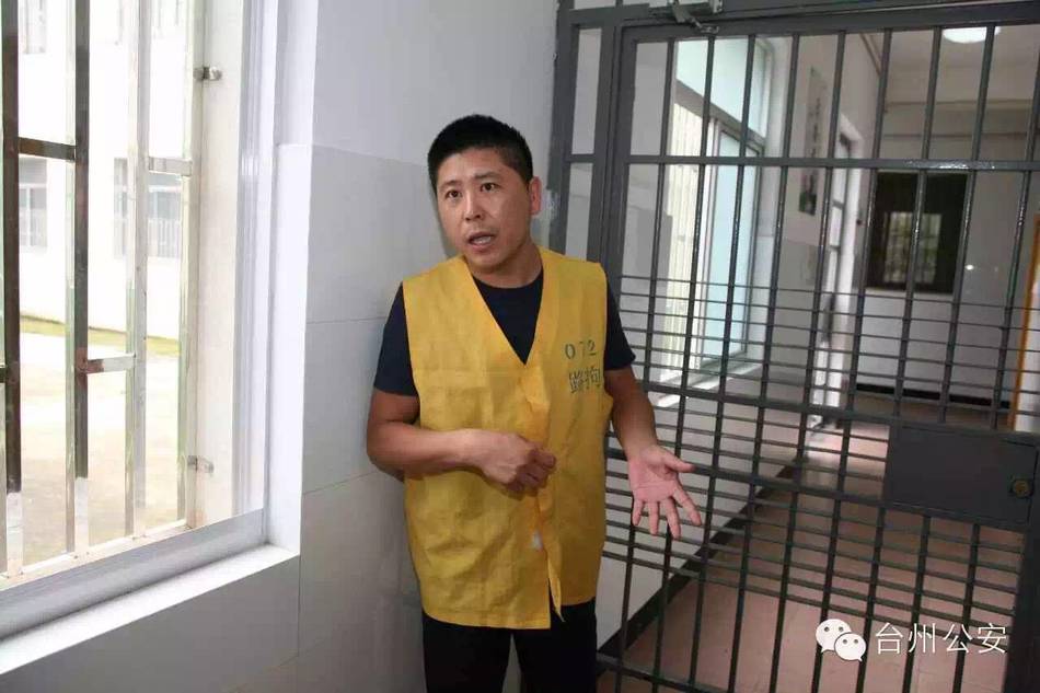 保时捷车主为逃检查挟持协警驱车逃跑(5)