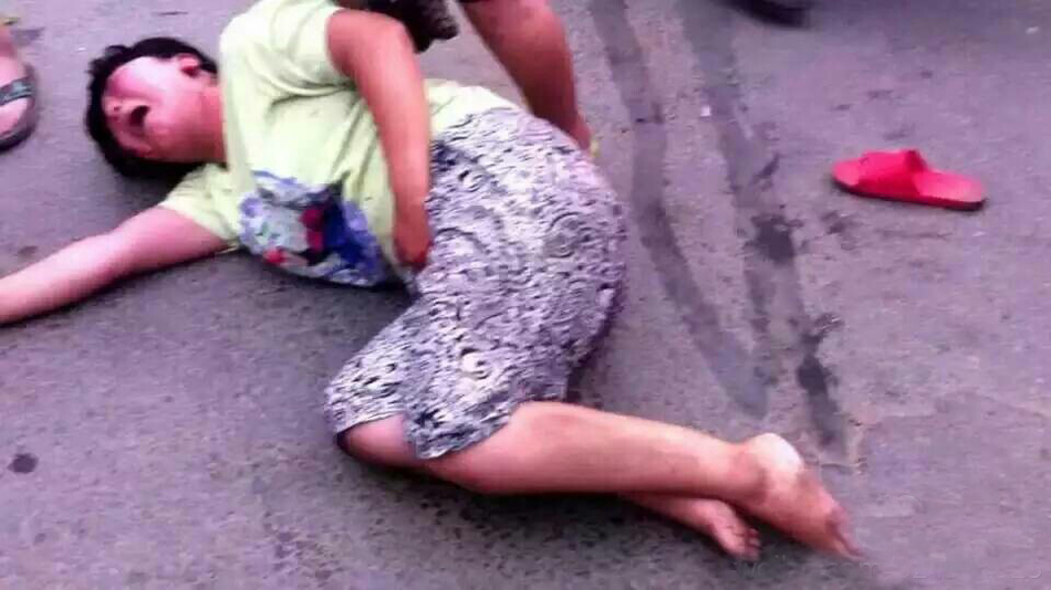 周口城管围殴店员打砸店铺 场面堪比古惑仔(7