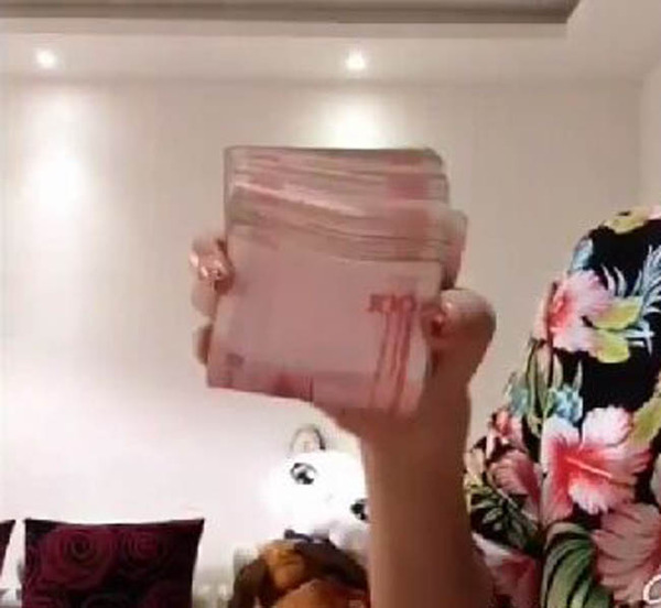 中国女子数钱神技爆红 外国网友亮瞎眼