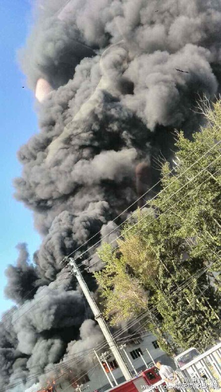 北京通州区马驹桥附近一家具厂著火
