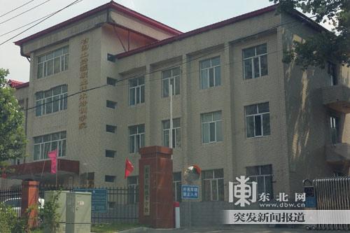 两伙技校女生寝室内约架 一女生嘴部被利器划