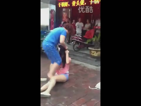 实拍﹕疑原配当街暴打小三 揪头猛踹其下体