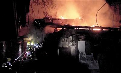 老宅凌晨失火 男子顾不上穿衣叫醒邻居逃生