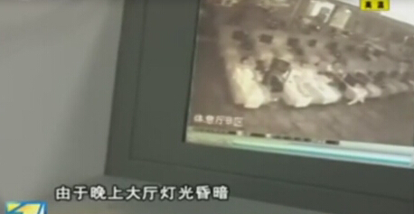 监拍一男子多次猥亵<em>水疗</em>中心熟睡的姑娘 上下