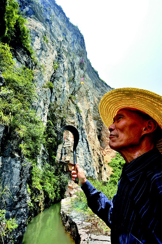 图为：老人清楚记得，1975年10月23日，一块巨石落下，6名民工在此遇难。