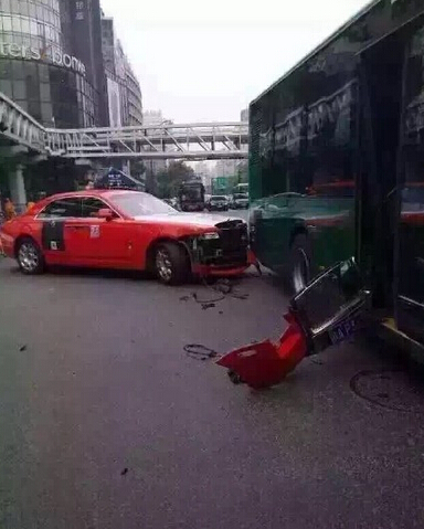 鸟叔杭州乘劳斯莱斯撞公交 随后被保时捷接走