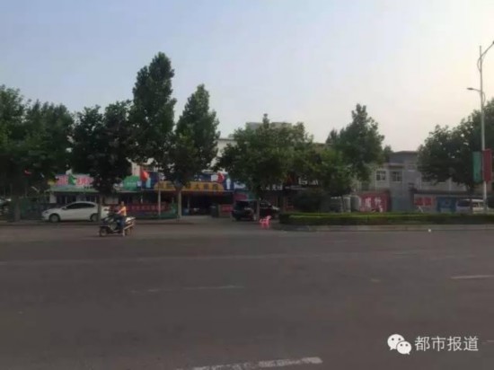 穿警服男子当街<em>调戏女孩</em> 警方:男子是假警察(1