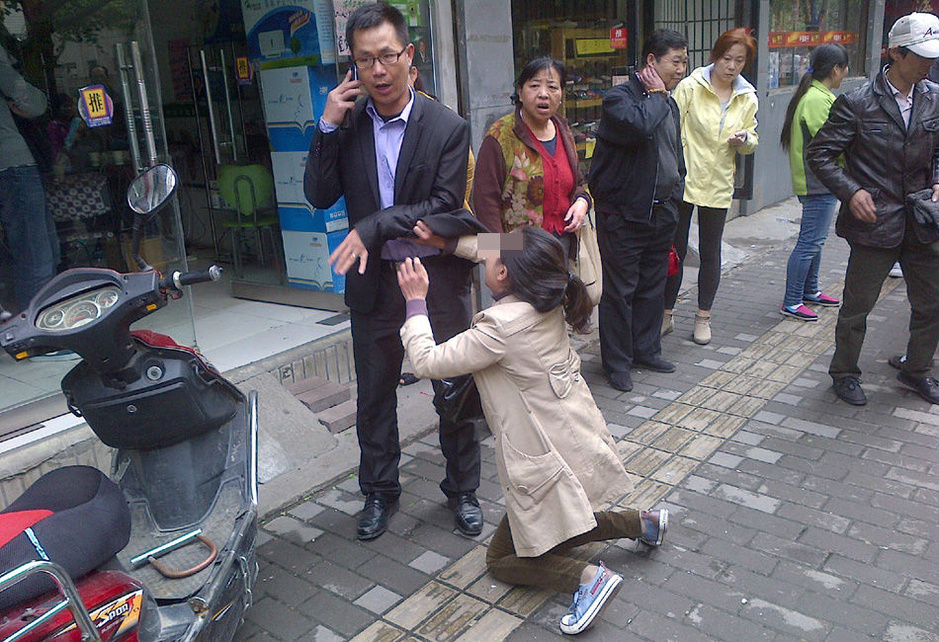 <em>女小偷</em>跪地求被偷者别报警-上海生活帮-E都市