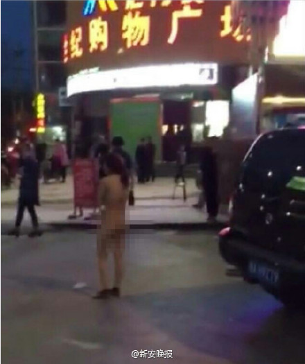 <em>实拍</em>3名中年女子强迫<em>美女</em>裸体在闹市游街 _法