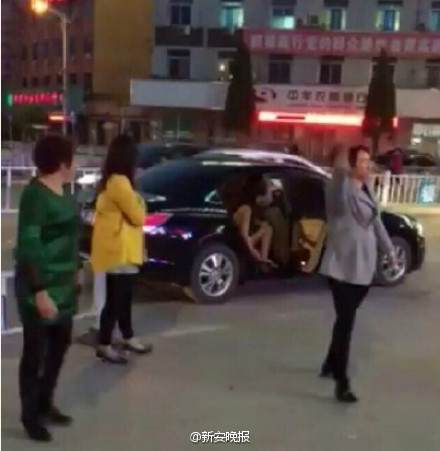 <em>实拍</em>3名中年女子强迫<em>美女</em>裸体在闹市游街_法