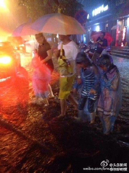 北京遭遇暴雨天气 部分道路积水达1.7米