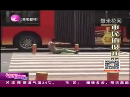 怪异<em>男子</em>着豹纹<em>内裤</em>绿色丝袜马路中间健身_法