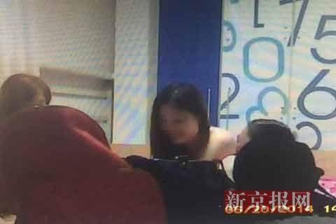 青岛官员赴私人会所与<em>两女</em>通奸<em>视频</em>曝光_法治