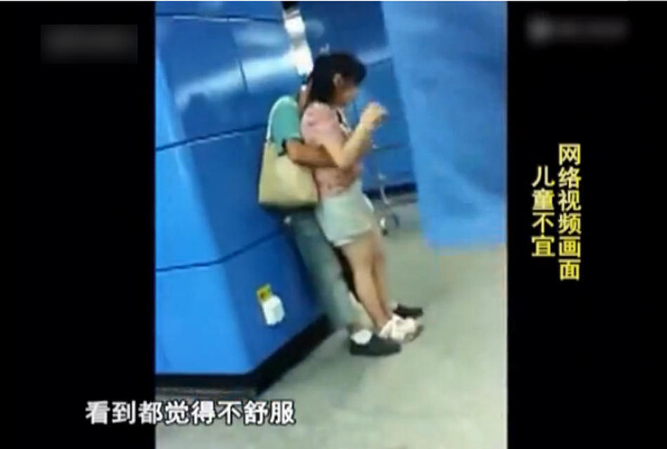 实拍广州地铁情侣不雅<em>视频</em>男子 当众摸女友胸