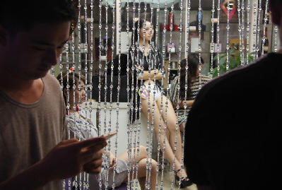 广州胸膜选秀<em>更衣</em>室房门大开 <em>美女</em>半裸换装频