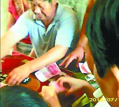 武汉一村支书上班时间带彩娱乐 视频证据曝光 武汉一村支书上班时间带彩娱乐 视频证据曝光