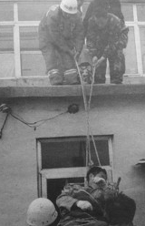 盘锦:安装工高空作业中风 消防队员架云梯救人