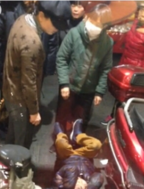 狠女连环爆踢男童视频曝光 狠女资料遭人肉