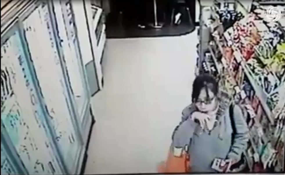 女生超市内偷舔冰激凌 再默默放回冰柜