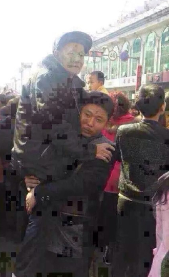 陕西男子抱着父亲看秧歌 感动网友