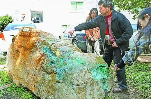 厦门村民捞出5吨重清代翡翠原石 或值数十亿元