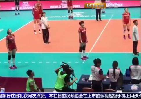 <em>女</em>排行注目礼获赞 <em>中国女排姑娘</em>练球期间馆里