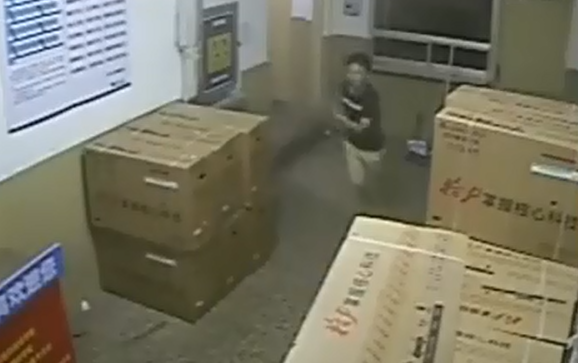 男子溜进<em>女生</em>宿舍欲施暴 <em>对女生说</em>配合一下_法