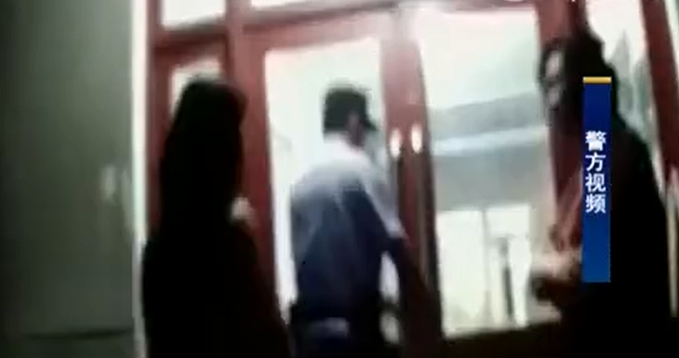 男子溜进<em>女生</em>宿舍欲施暴 <em>对女生说</em>配合一下_法