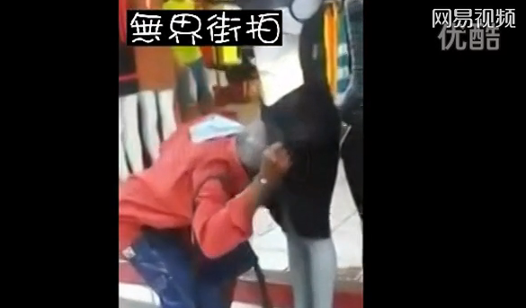 变态大叔大街猥亵<em>女模特</em>_法治频道_光明网