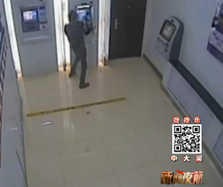 <em>女友怀孕</em>没钱打胎 男友蒙面狂砸取款机_法治频