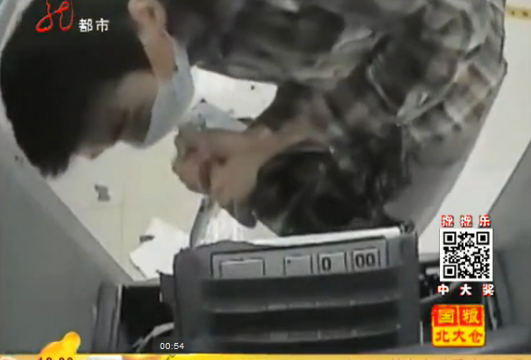 <em>女友怀孕</em>没钱打胎 男友蒙面狂砸取款机_法治频