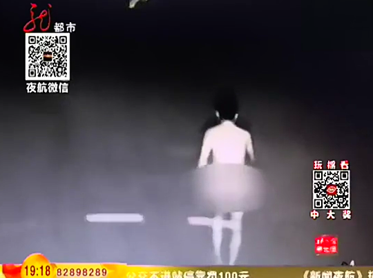 光屁股<em>男</em>半夜街头徘徊 钻民宅偷<em>内裤穿</em>上就撒