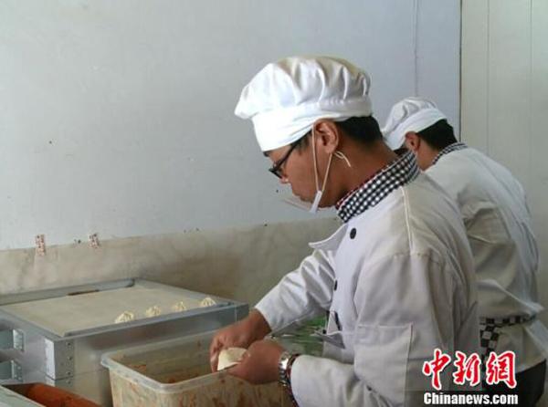 90后大学生创业卖包子 为老人孤儿送爱心-杭