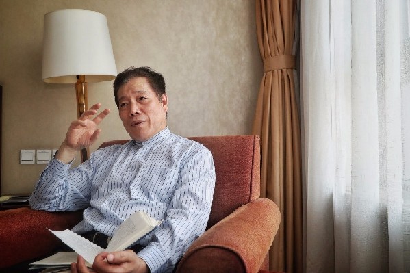 【三月朗读者】今天,赵丽宏委员为你朗读《脊