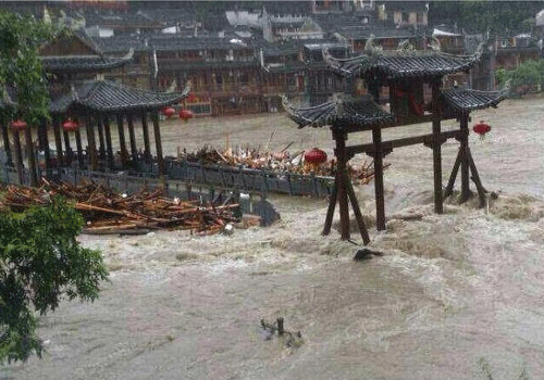 日前凤凰大暴雨中,沱江上一风雨桥被冲毁(图片来源网络)