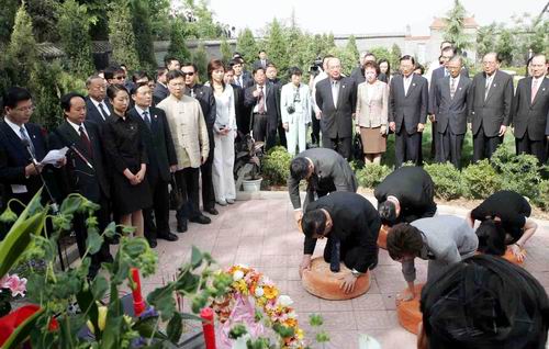 连战携家人在西安祭拜祖母
