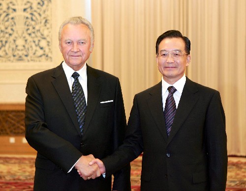 温家宝分别会见爱沙尼亚总统和泰国外长