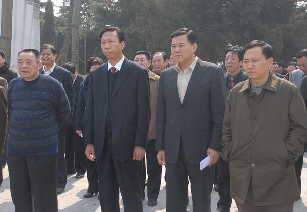 2009年3月9日,新任开封市委常委,兰考县委书记魏治功上任第一天即带领