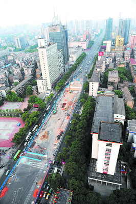 地铁迎宾路口站的施工正在紧张展开,图为五一大道施工场地全貌.高清图片