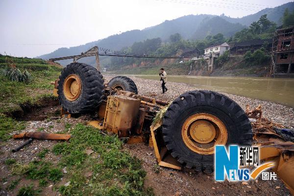 湖南怀化:暴雨袭击,路桥中断