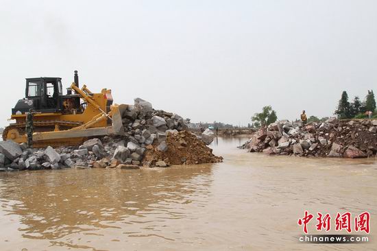 江西抚州唱凯堤决口合龙