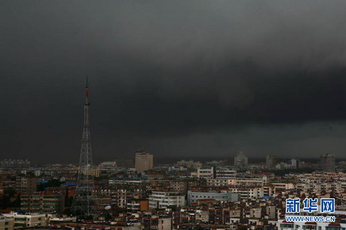 高温桑拿 暴雨洪灾 我国多数城市遭遇恶劣天气