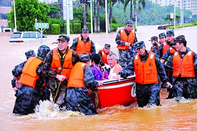 官兵从洪水中转移被困群众。（本报通讯员