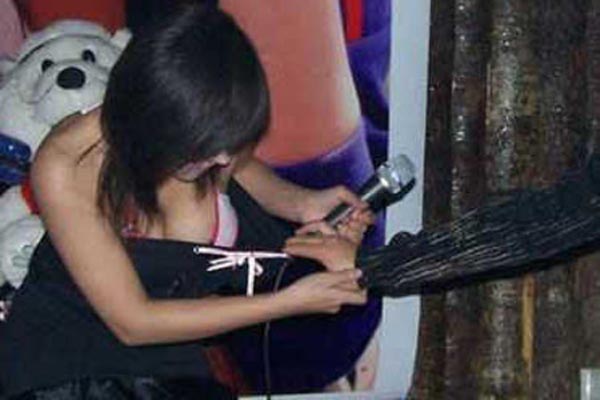 阿兰录节目<em>礼服</em>险滑落 盘点女星不幸走光瞬间