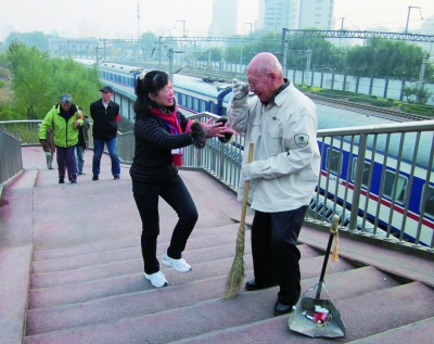 <em>一个</em>人 一座桥 十一年 扫桥<em>爷爷</em>平凡事 _光明