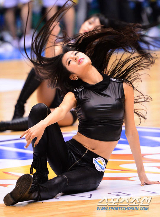 高清:韩国篮球宝贝性感皮裤热舞 秀身姿(11)_3